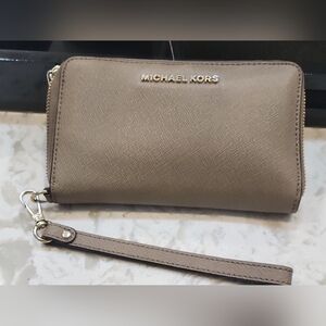 Michael kors wristlet